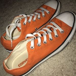 Low top orange Converse